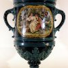 Grande vaso ornamentale - Grande vaso ornamentale in maiolica policroma con coperchio. Fondo verde. Vista lato A.Scarica il file