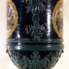 Grande vaso ornamentale - Grande vaso ornamentale in maiolica policroma con coperchio. Fondo verde. Vista laterale.Scarica il file