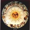 Piatto  - Piatto in maiolica con sole centrale e segni zodiacali sulla tesa. Opera di Angelo Peluso (?).Scarica il file