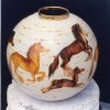 Grande vaso ornamentale - Grande vaso sferoidale con cavalli in corsa. Opera di Roberto Rosati.Scarica il file