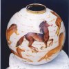 Grande vaso ornamentale - Grande vaso sferoidale con cavalli in corsa. Opera di Roberto Rosati.Scarica il file
