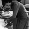 Cerimonia di giuramento del personale ATA, as 1979/80 - La signora Carmela Intermite appone la sua firma sui documenti di rito.Scarica il file