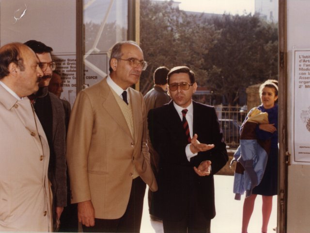 Inaugurazione 2ª Mostra Didattica - Androne d’ingresso, da sinistra: avv. Antonio Cavallo, dott. Annicchiarico, Provveditore Gigli e Preside Arces.Scarica il file