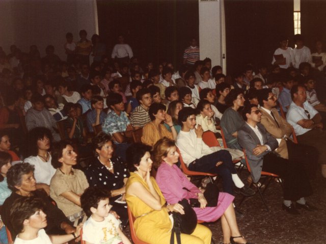 Rappresentazione teatrale della SM di Palagianello presso il Teatro Monticello - La platea degli spettatori.Scarica il file