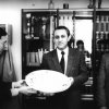 Visita dell’Ambasciatore albanese in Italia e del Console - Gli ospiti, in presidenza, ricevono in dono un piatto decorativo in maiolica.Scarica il file