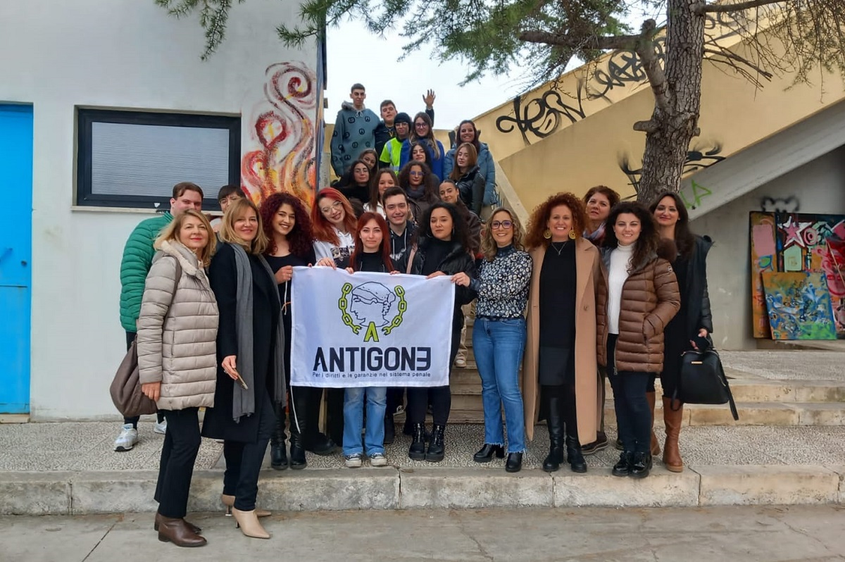 2023 02 23 Gli alunni del liceo artistico di Manduria incontrano la presidente regionale dell'associazione Antigone 