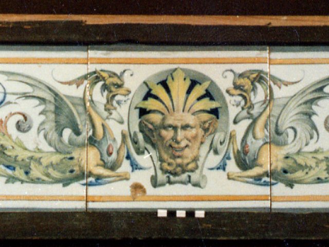 Fregio maiolicato - Fregio maiolicato policromo, costituito da piastrelle da cm 20x20, opera di Anselmo De Simone.Scarica il file