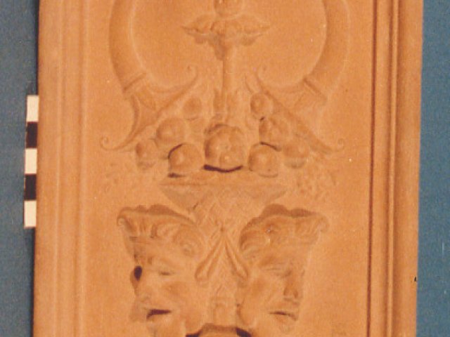 Lesena  - Lesena rinascimentale modellata, terracotta. Opera di Anselmo De Simone.Scarica il file