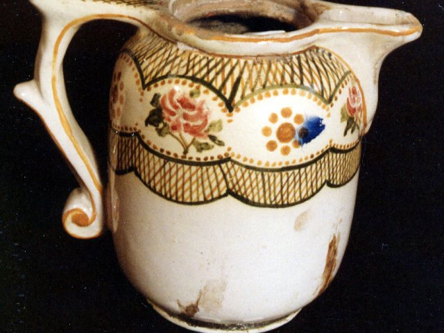 Teiera  - Teiera in maiolica con decoro floreale policromo.Scarica il file