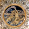 Piatto maiolicato - Piatto maiolicato con decori rinascimentali, opera di Anselmo De Simone. Particolare della zona centrale.Scarica il file