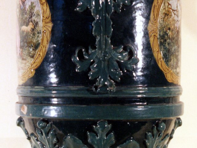 Grande vaso ornamentale - Grande vaso ornamentale in maiolica policroma con coperchio. Fondo verde. Vista laterale.Scarica il file