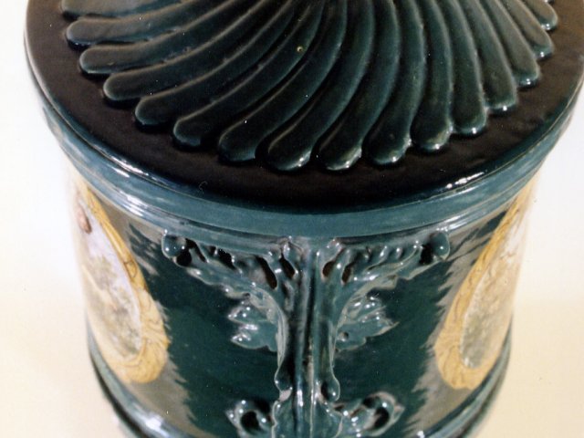 Grande vaso ornamentale - Grande vaso ornamentale in maiolica policroma con coperchio. Fondo verde. Vista dall’alto.Scarica il file