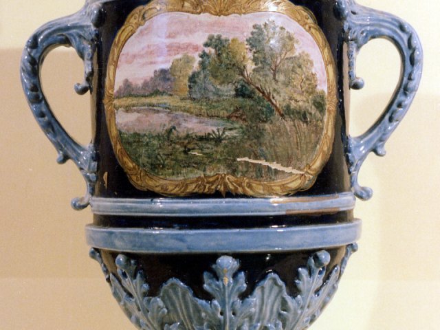 Grande vaso ornamentale - Grande vaso ornamentale in maiolica policroma con coperchio. Fondo blu/celeste. Vista lato B.Scarica il file
