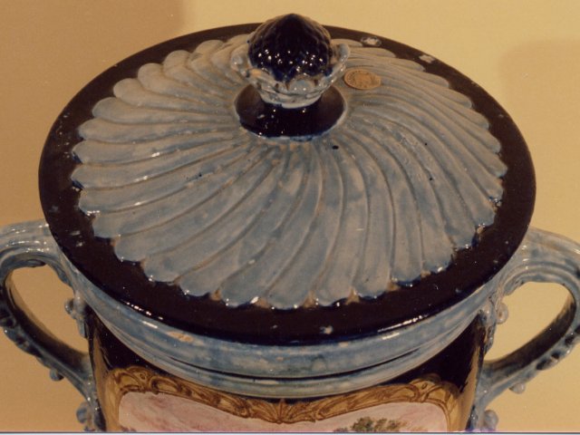 Grande vaso ornamentale - Grande vaso ornamentale in maiolica policroma con coperchio. Fondo blu/celeste. Vista del coperchio.Scarica il file