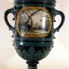 Grande vaso ornamentale - Grande vaso ornamentale in maiolica policroma con coperchio. Fondo verde. Vista lato B.Scarica il file