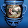 Grande vaso ornamentale - Grande vaso ornamentale in maiolica policroma con coperchio. Fondo blu/celeste. Vista lato A.Scarica il file