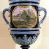 Grande vaso ornamentale - Grande vaso ornamentale in maiolica policroma con coperchio. Fondo blu/celeste. Vista lato B.Scarica il file