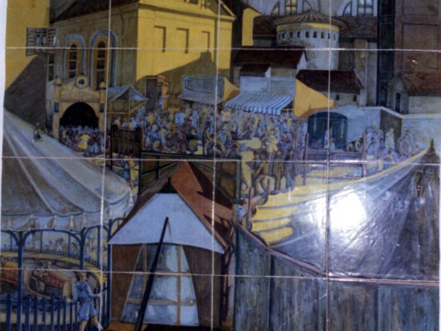 Pannello  - Pannello maiolicato policromo con vista di mercato. Opera di Biagio Lista su disegno di Mario Urbani.Scarica il file