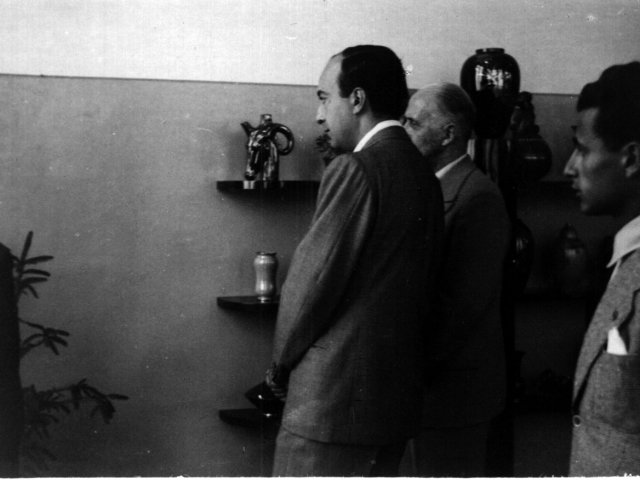 Mostra didattica - Visita di autorità in occasione di una mostra didattica nel 1938. Al centro dell’immagine il Prefetto Tallarico.Scarica il file