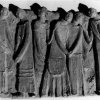 Pannello  - Pannello modellato ad altorilievo con coro di donne. Scuola di D. Simeone.Scarica il file