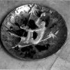 Piatto  - Piatto con segno zodiacale modellato a bassorilievo, decorato a smalti fusibili. Scuola di Vincenzo De Filippis.Scarica il file
