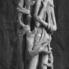 Statua  - Statua con figure femminili a tutto tondo. Opera di Rita Meo, alunna di Vincenzo De Filippis. Particolare.Scarica il file