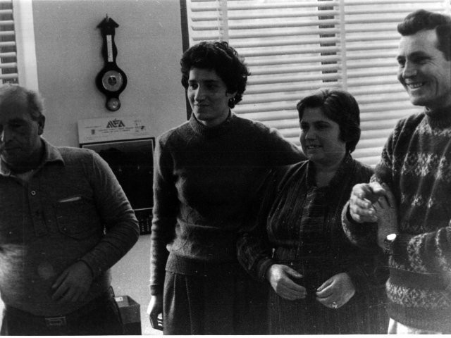 Cerimonia di giuramento del personale ATA, as 1979/80 - Carlo Chionna, Carmela Intermite, ?, ?Scarica il file