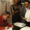 Nino Manfredi visita la 2ª Mostra Didattica - Nino Manfredi, seduto alla scrivania della presidenza, lascia un suo pensiero sul registro delle visite.Scarica il file