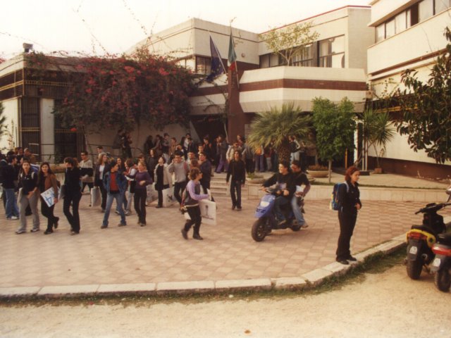 Gli studenti all’uscita da scuola - Gli studenti all’uscita da scuola.Scarica il file