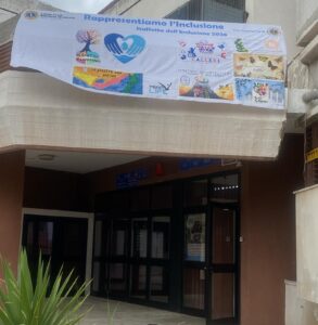 Vessillo affisso sull'ingresso del plesso di Grottaglie